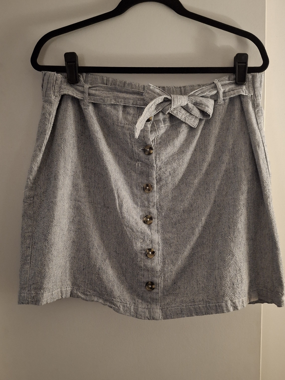 Da-sh Women's Linen Light Blue Striped Button-Front Mini Skort with Tie Waist